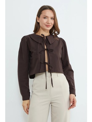 FullaModa Önden Bağlamalı Bebe Yaka Crop Bluz