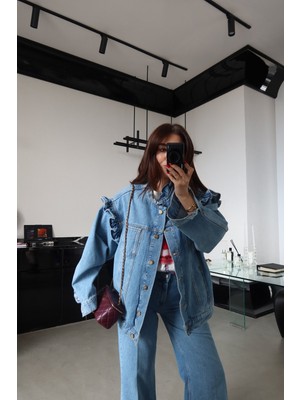 Özge Özgenç Yakası ve Omuzu Fırfırlı Denim Ceket