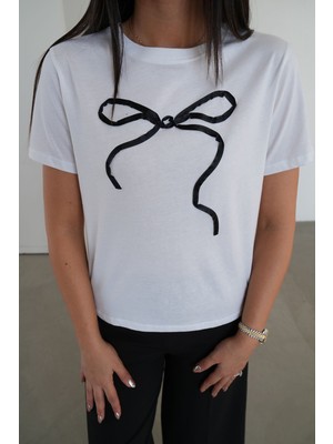 Özge Özgenç Kurdele Detaylı Tshirt