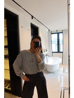 Özge Özgenç Omuzu Vatkalı Amour Yazı Nakışlı Bluz