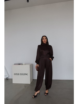 Özge Özgenç Balon Kol Boyundan Bağlamalı Saten Bluz Pantolon Takım