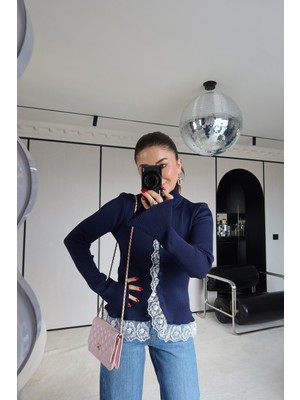 Özge Özgenç Dik Yaka Dantel Detaylı Tasarım Hırka