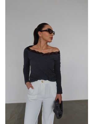 Özge Özgenç Yakası Dantelli Triko Bluz