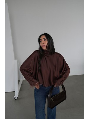 Özge Özgenç Kolları Otrişli Boyundan Bağlamalı Saten Bluz