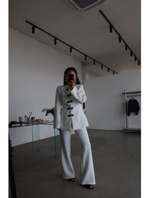 Özge Özgenç Hakim Yaka Düğme Detaylı Ceket Pantolon Takım