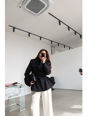 Özge Özgenç Belden Büzgülü Dik Yaka Ceket