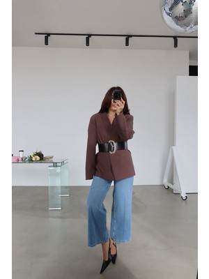 Özge Özgenç Kalın Kemerli Atlas Ceket