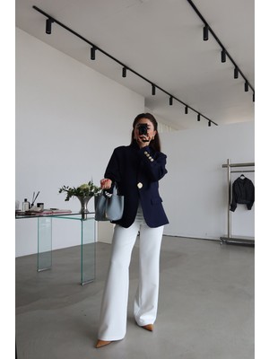 Özge Özgenç Büyük Gold Düğmeli Blazer Ceket