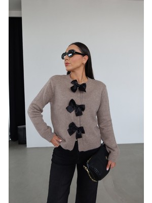 Özge Özgenç Fiyonk Aksesuarlı Hırka