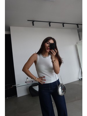 Özge Özgenç Yakası ve Kol Kısmı Taşlı Kendinden Fitilli Bluz
