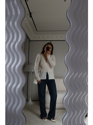 Özge Özgenç Kolları ve Yakası Dantelli Hırka