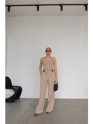 Özge Özgenç Beli Aksesuarlı Düze Kesim Pantolon