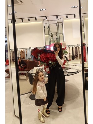 Özge Özgenç Beli Aksesuarlı Düze Kesim Pantolon