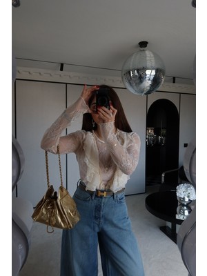 Özge Özgenç Fırfırlı Transparan Dantel Bluz