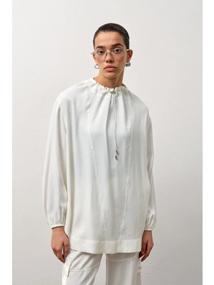 Molene Beyaz Yaka Bağcıklı Dökümlü Bluz