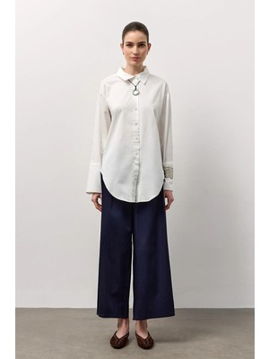 Molene Beyaz Pamuklu Arkası Pile Detaylı Regular Fit Gömlek