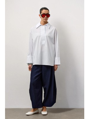 Molene Beyaz Gizli Patlı Geniş Manşetli Gömlek