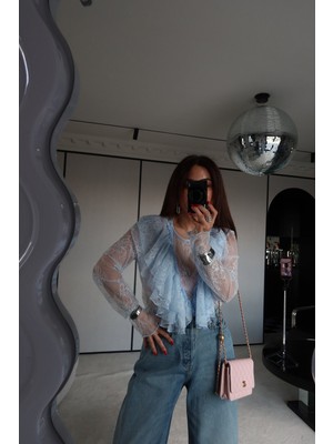 Özge Özgenç Fırfırlı Transparan Dantel Bluz