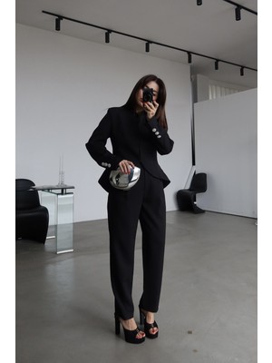 Özge Özgenç Düğme Detaylı Premium Takım