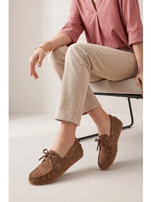 Marjin Kadın Oval Burun Hakiki Deri Bağcıklı Makosen Büzgülü Loafer Günlük Ayakkabı Rudez Camel Süet