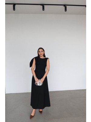 Özge Özgenç Bağlama Detaylı Süs Cepli Elbise
