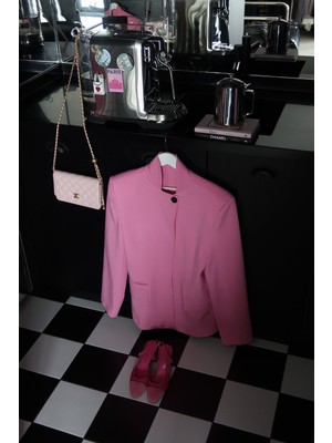 Özge Özgenç Omuzu Vatkalı Tek Düğmeli Ceket