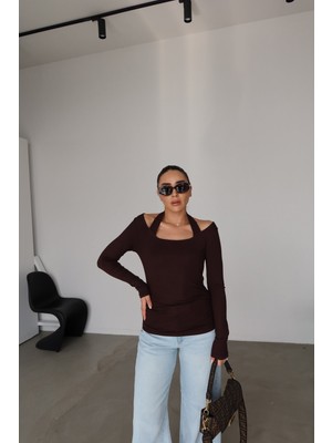 Özge Özgenç Boyundan Geçmeli Yarı Büzgülü Bluz
