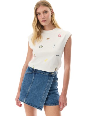 Kolsuz Nakışlı Bisiklet Yaka T-Shırt