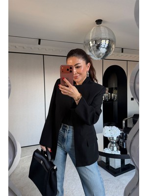 Özge Özgenç Omuzu Vatkalı Tek Düğmeli Ceket