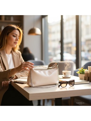 Furmelıa Parıs Kadın Bej Zincir Askılı Baget Çanta – Parlak Zımba Detaylı Şık Omuz Çantası