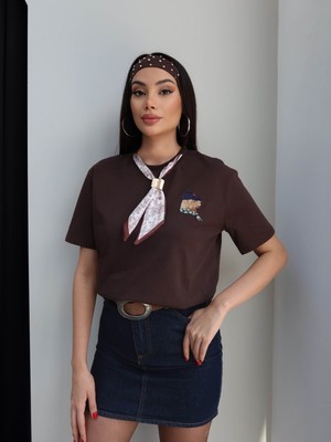 Esra Helvacı Fular Detay Aksesuarlı Tshirt