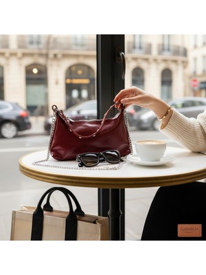 Furmelia Paris Kadın Bordo Baget Çanta – Parlak Deri Görünümlü Zımba Detaylı Zincir Askılı Şık Moda Omuz Çantası