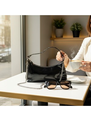 Furmelia Paris Zımba Detaylı Parlak Siyah Baget Çanta - Zincir Askılı Modern Tasarım