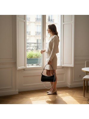 Furmelia Woman Kadın Beyaz Parlak Deri Görünümlü Zımba Detaylı Baget Çanta – Zincir Askılı Şık, Trend, Günlük ve Gece Kombinlerine Uygun Modern Omuz Çantası