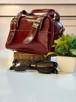 Furmelia Paris Kadın Bordo Gümüş Tokalı Omuz Çantası - Günlük Şık Baget Model: Tutkunun ve Modern Şıklığın En Asil Buluşması