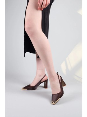 Birikon Medal Burnu Metal Aksesuarlı Topuklu Ayakkabı Kahverengi