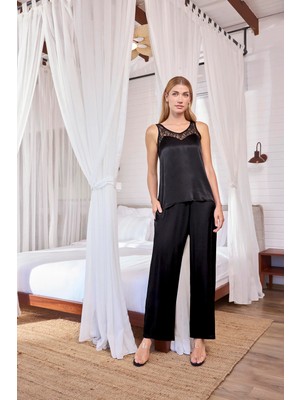 Pileli Store  Viskon Dantelli ve Dekolteli Saten Pijama Takımı