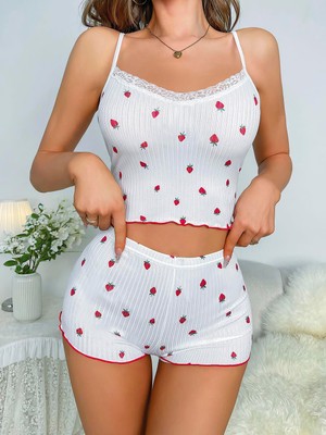 Pileli Store  Beyaz Üstüne Çilek Desenli Askılı Şortlu Pijama Takımı