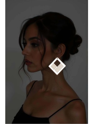 Pileli Store Beyaz Reflektörlü Geometrik Kare Küpe, Şık Lazer Kesim Küpe - APBJ010