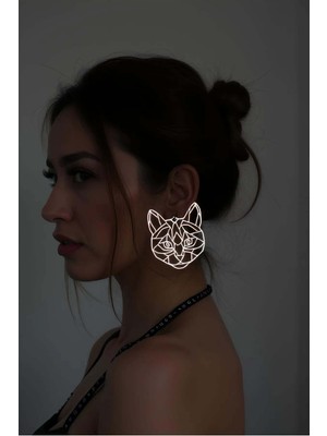 Pileli Store Beyaz Reflektörlü Soyut Kedi Yüzü Küpe, Şık Lazer Kesim Küpe - APBJ017