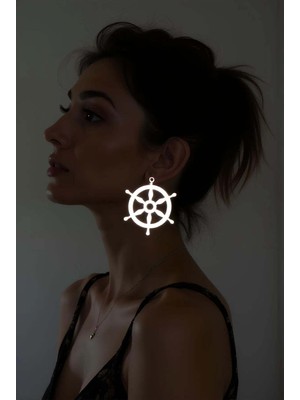 Pileli Store Beyaz Reflektörlü Dümen Küpe, Şık Lazer Kesim Küpe - APBJ021