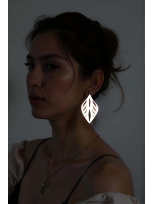 Pileli Store Beyaz Reflektörlü Damla Küpe, Şık Tasarım Lazer Kesim Küpe - APBJ026