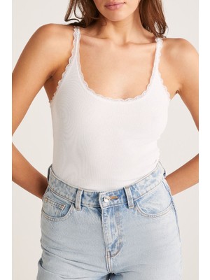 Pileli Store Kadın Beyaz Normal Kalıp Dantel Detalı Ince Askılı Oyuk Yaka Atlet