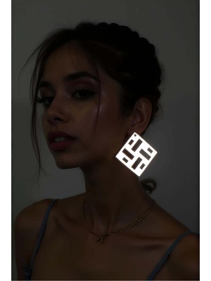 Pileli Store Beyaz Reflektörlü Kare Küpe, Şık Lazer Kesim Küpe - APBJ012