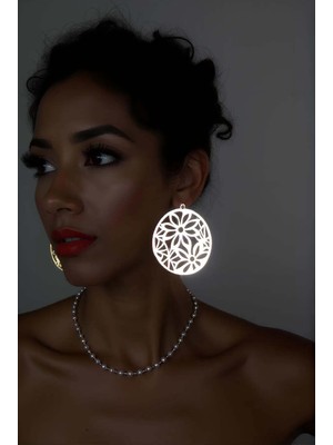 Pileli Store Beyaz Reflektörlü Çiçek Küpe, Şık Tasarım Lazer Kesim Küpe - APBJ023