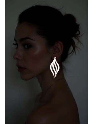 Pileli Store Beyaz Reflektörlü Deniz Kabuğu Küpe, Şık Lazer Kesim Küpe - APBJ006