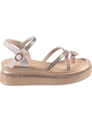 Guja Kalın Tabanlı Taşlı Kadın Sandalet Bej Renkli Saten Tekstil ve Pu Malzeme ile Şık Tasarım