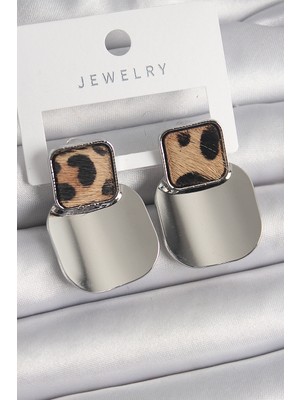 Azrlya Pirinç Gümüş Renk Kare Plaka Leopar Desenli Kadın Küpe - TJ-BKP9886