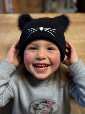 Mollycrush Premium Nakışlı Kedi Figürlü Çocuk Beresi - Yumuşak Dokulu Kulaklı Kışlık Aksesuar