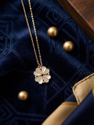 Meneva Aksesuar 2’si 1 Arada Mıknatıslı Açılabilir Beyaz Mineli Çiçek Buketi Altın Gold Renk Çelik Kolye